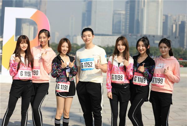 2sing女团与霍尊合影.jpg