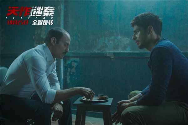 警察与作家交谈.jpg