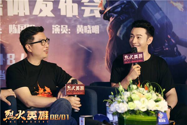 导演陈国辉和主演黄晓明与观众互动.jpg