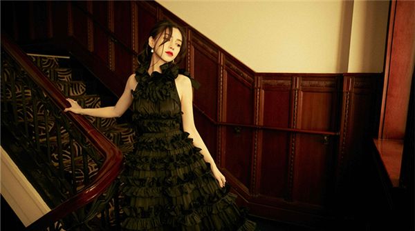 Angelababy出席时尚活动 黑玫瑰造型登热搜榜惊艳网友