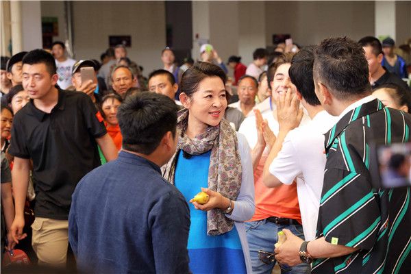 1倪萍在市场.jpg