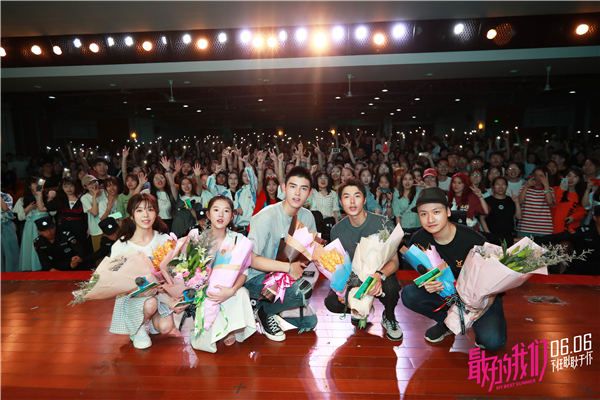 主创与宁波财经学院学生合影.jpg