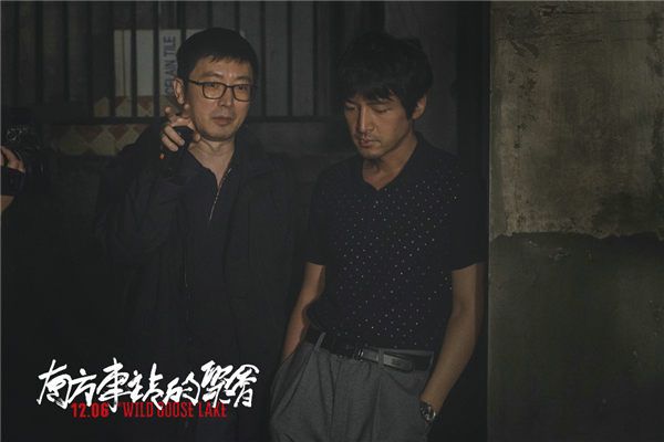 导演刁亦男给胡歌讲戏.jpg