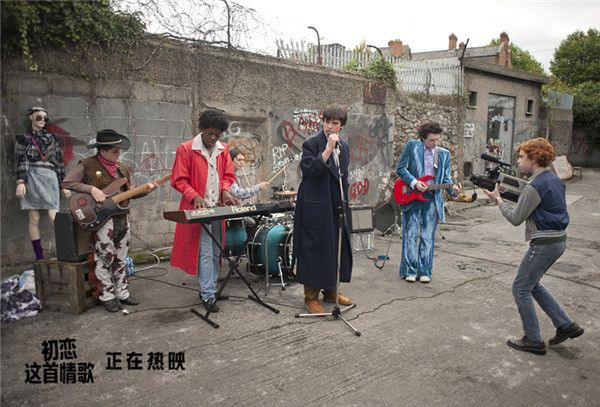 “Sing Street”乐队街头表演.jpg