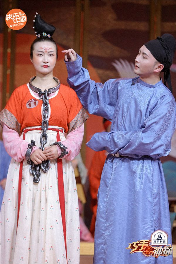 胡晓为神探团讲解服饰细节.jpg