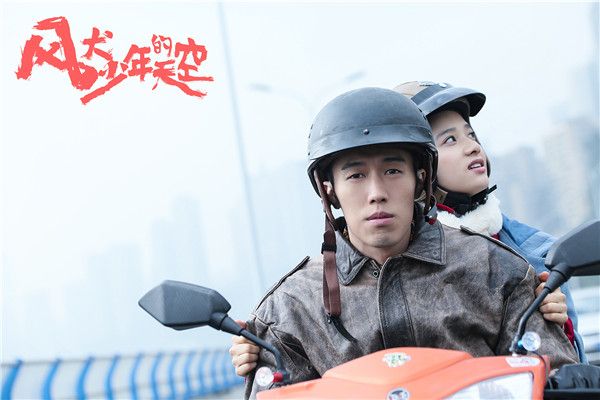 9、周游骑摩托载张婧仪.jpg