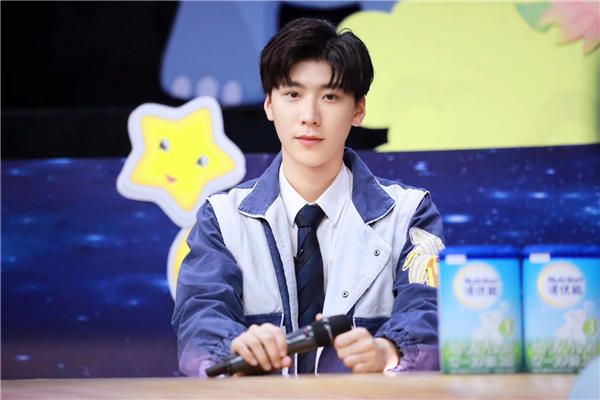 王博文《星空下的童话》化身辅导员 带娃超有爱.jpg