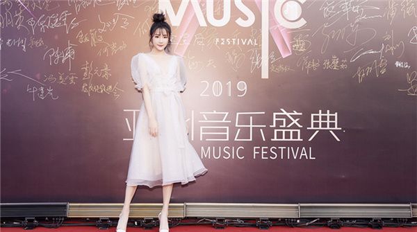 张可盈缀星白纱裙出席亚洲音乐盛典 获年度荣誉新人歌手奖   