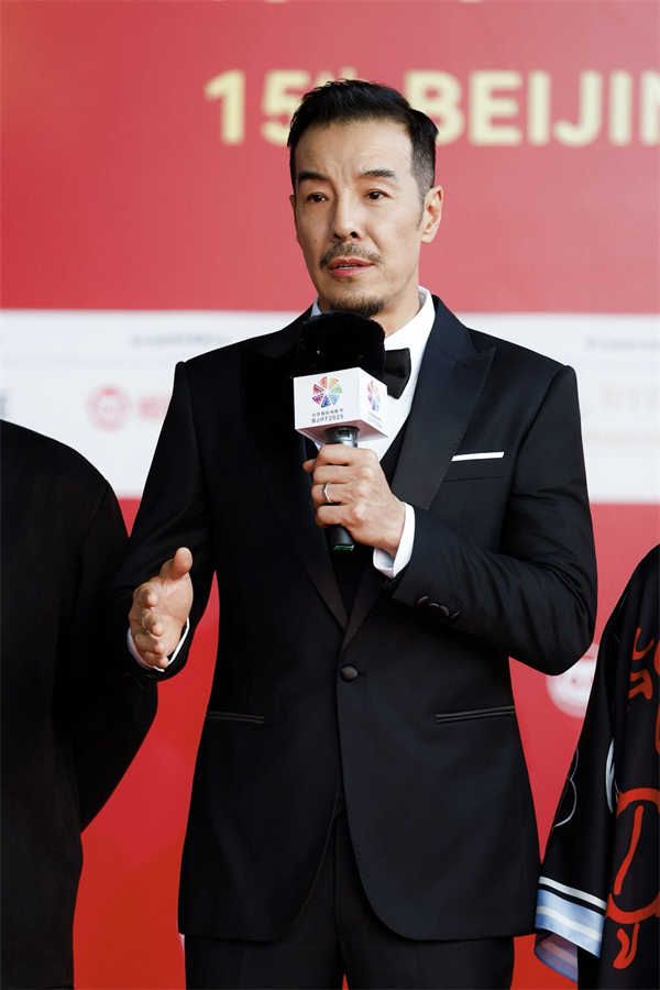 海一天亮相北京国际电影节闭幕式 获“天坛奖”最佳男配角奖 (2).jpg