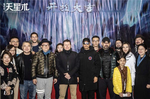 张涵予、姜武等主创庆祝电影《鬼吹灯之天星术》开机.jpg