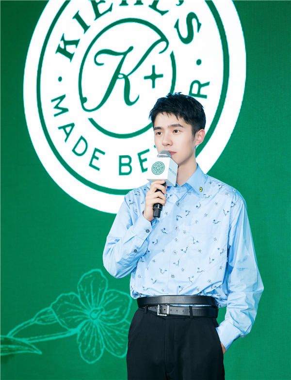 刘昊然衬衫西裤优雅亮相 翩翩少年传递公益... (1).jpg