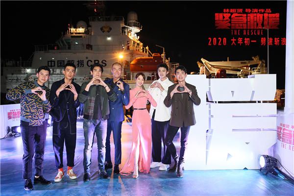 救援小队踏浪而来合影-“援”.jpg