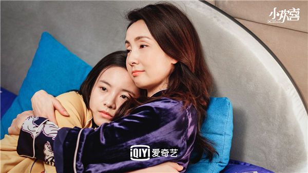 宋倩乔英子拥抱.jpg