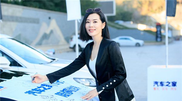 余男出席品牌活动 低调奢华气场全开