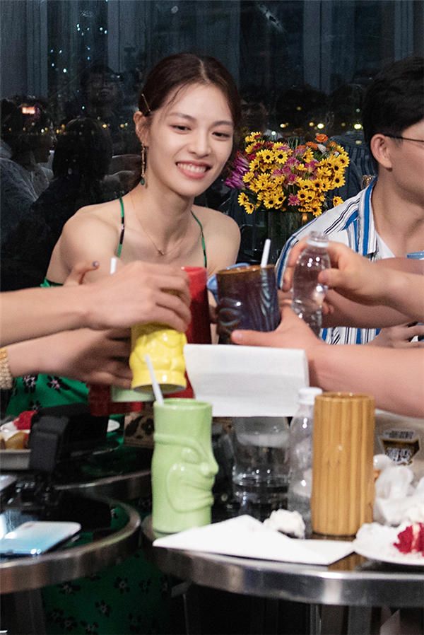 钟楚曦与团友聚餐.jpg