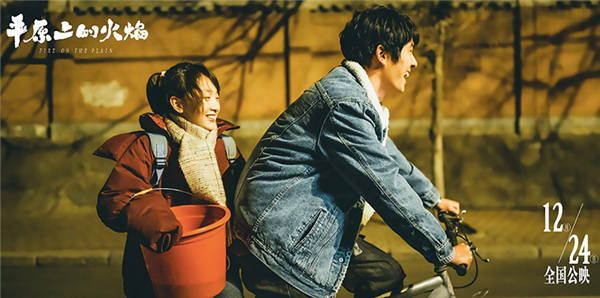 3-周冬雨坐刘昊然自行车后座.jpg
