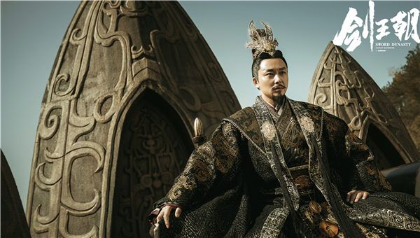 刘奕君《剑王朝》今日开播 蘅王元武挥剑上线