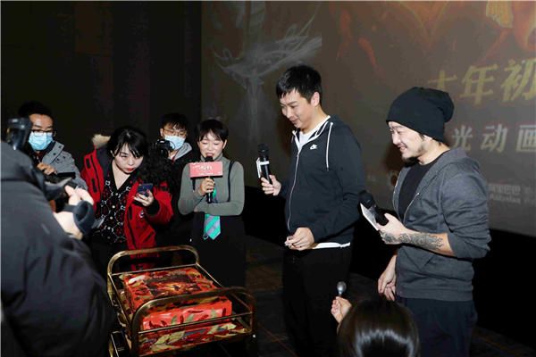 导演赵霁与艺术总监龟爷喜提火锅蛋糕.jpg