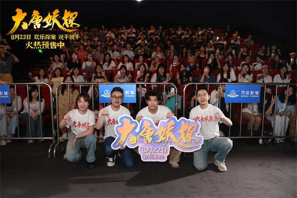 5.主创与观众大合影.jpg 5.主创与观众大合影.jpg