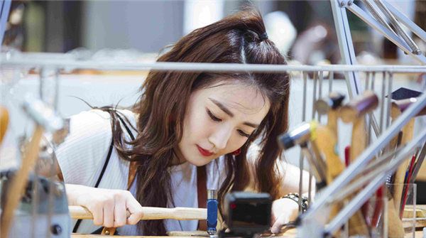 《女儿2》徐璐为张铭恩制作惊喜礼物 细带短裙尽显好身材