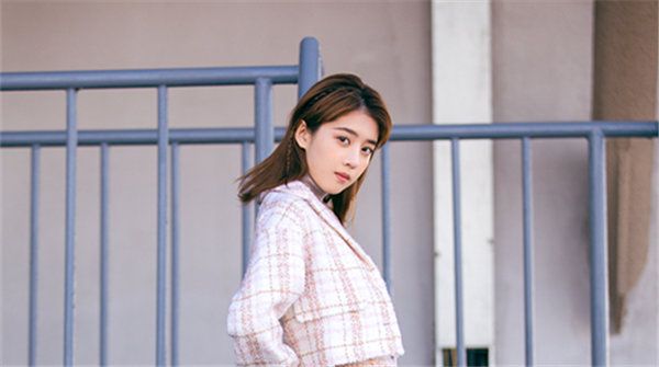李凯馨初冬写真曝光  小香风花式毛呢套装彰显少女的浪漫