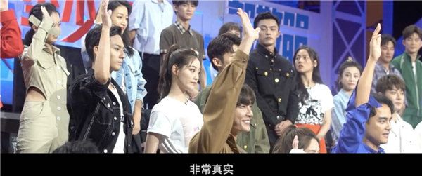 众演员举手.jpg