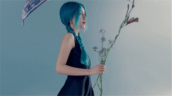 Angelababy登杂志四月刊封面 蓝发人鱼姬造型优雅妩媚