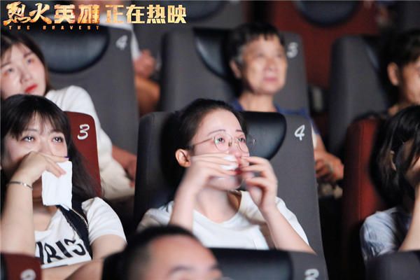 《烈火英雄》观影现场观众热泪盈眶.jpg