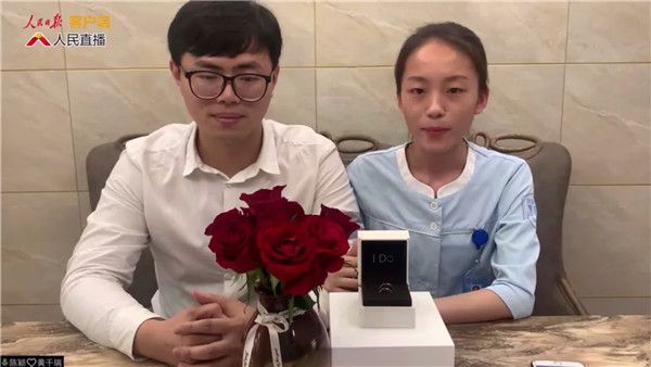 护士陈颖与男友黄千瑞 喜结连理.jpg
