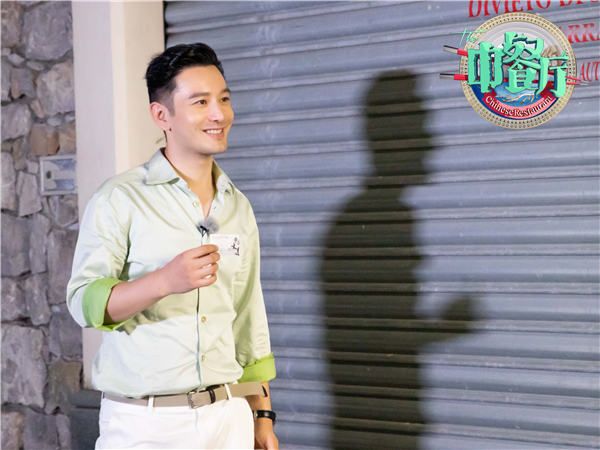 黄晓明趣味模仿年轻人逛街场面引网友大笑.jpg