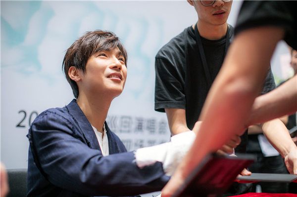 陈楚生巡演后签售1.jpg