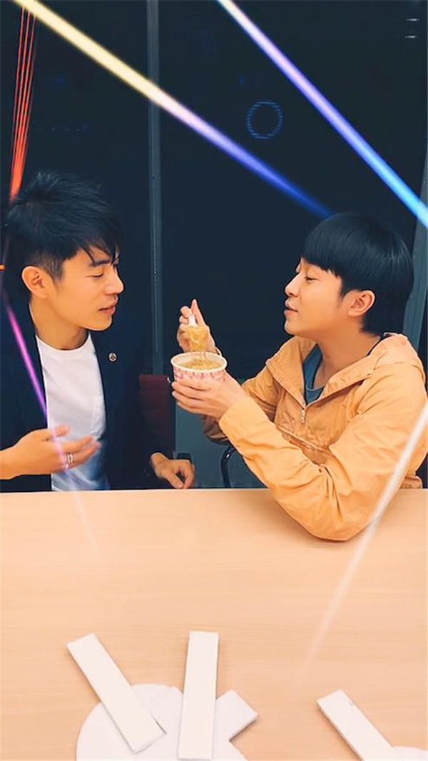 吴青峰喂家凯吃面线.jpg