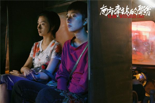 桂纶镁与万茜赶往约定地点.jpg