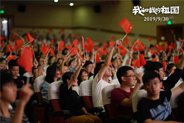 5.电影《我和我的祖国》上海路演-现场学生摇旗呐喊.jpg