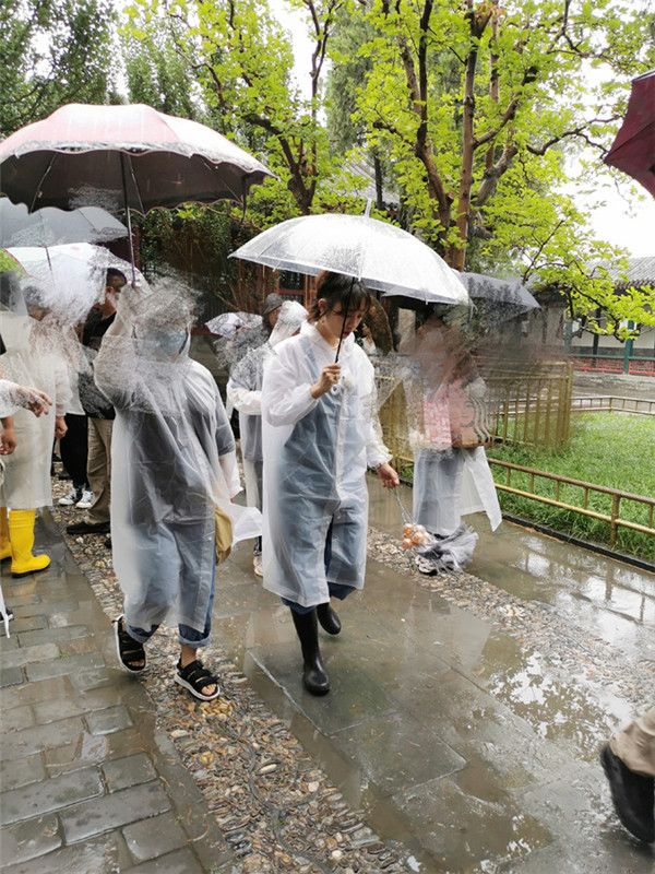 白百何路透图曝光，雨天营业半扎马尾状态获赞.jpg