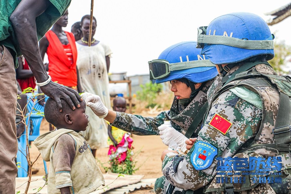 步兵营官兵为当地难民提供医疗援助.jpg