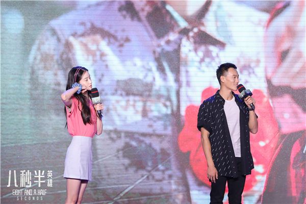 翟宇佳&毛晓慧发布会现场甜蜜互动.jpg