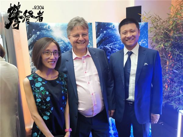 电影《攀登者》片方与戛纳电影节市场总监杰霍姆·巴亚赫合影.jpg