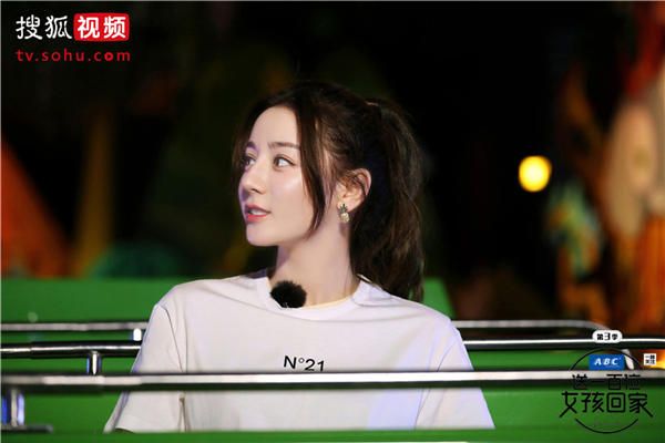 迪丽热巴玩室内漂流.jpg