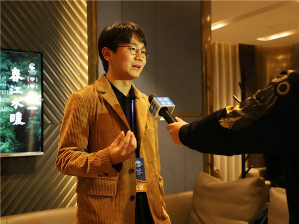 导演顾晓刚接受采访.jpg