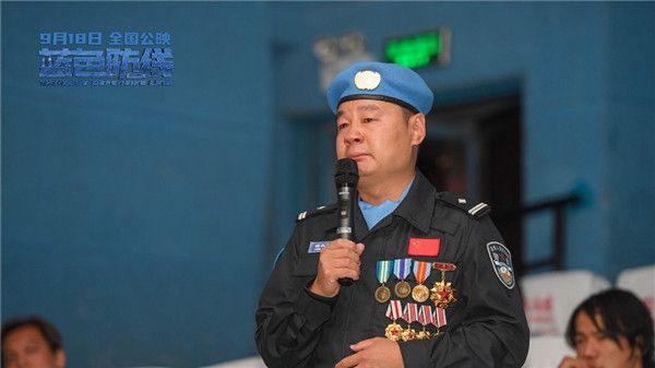 观众映后接受采访.jpg