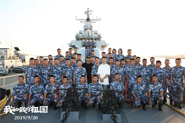 7电影《我和我的祖国》青岛路演-管虎魏晨与官兵合影.jpg