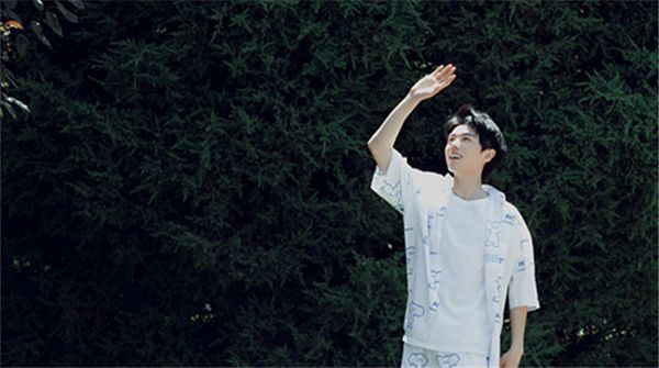 演员高凯户外写真曝光 温柔清爽尽显夏日清新