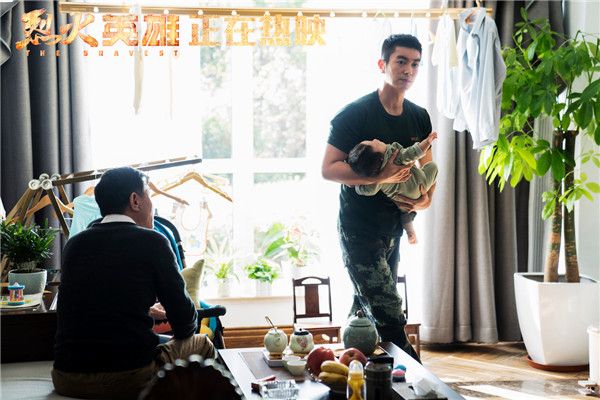 杜江抱着儿子从父亲身边走过.jpg