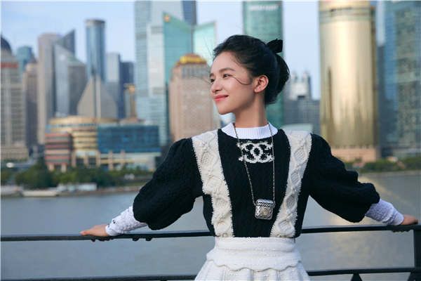 张婧仪演绎CHANEL 2020/21 “女士城堡”高级手工坊系列 诠释港风复古氛围