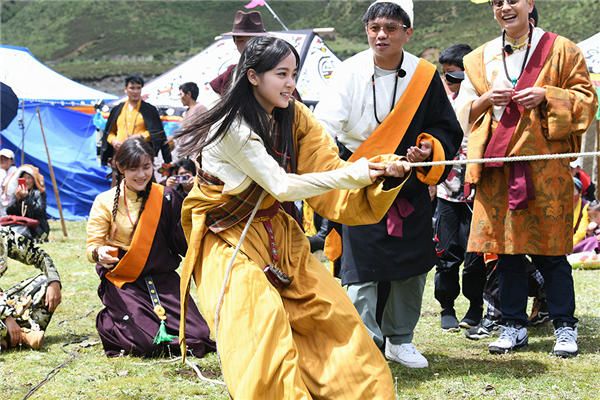 欧阳娜娜体验耍坝子.jpg