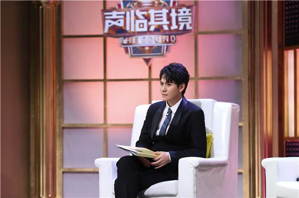 秦俊杰听取点评意见.jpg