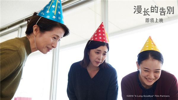母女三人与父亲告别 真情流露诠释家的意义.jpg