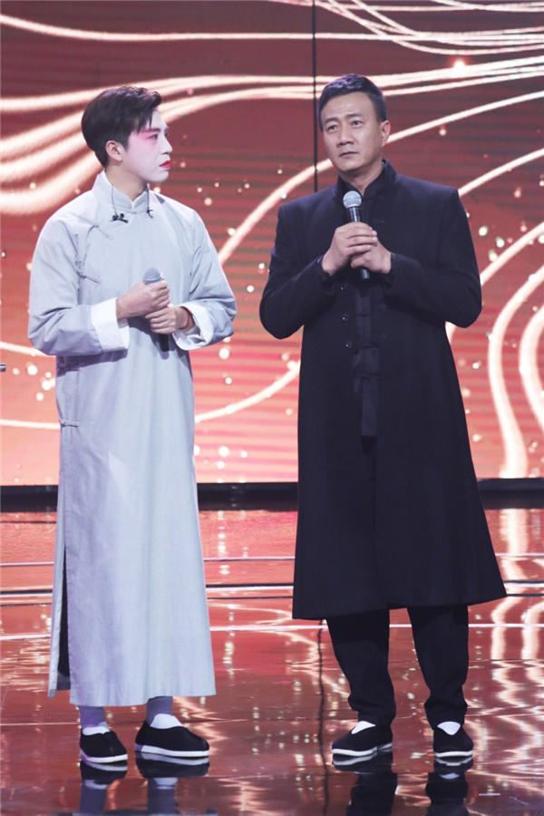 胡军、俞灏明表演结束.jpg