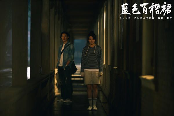 蓝特儿和周洋神情悲伤.jpg